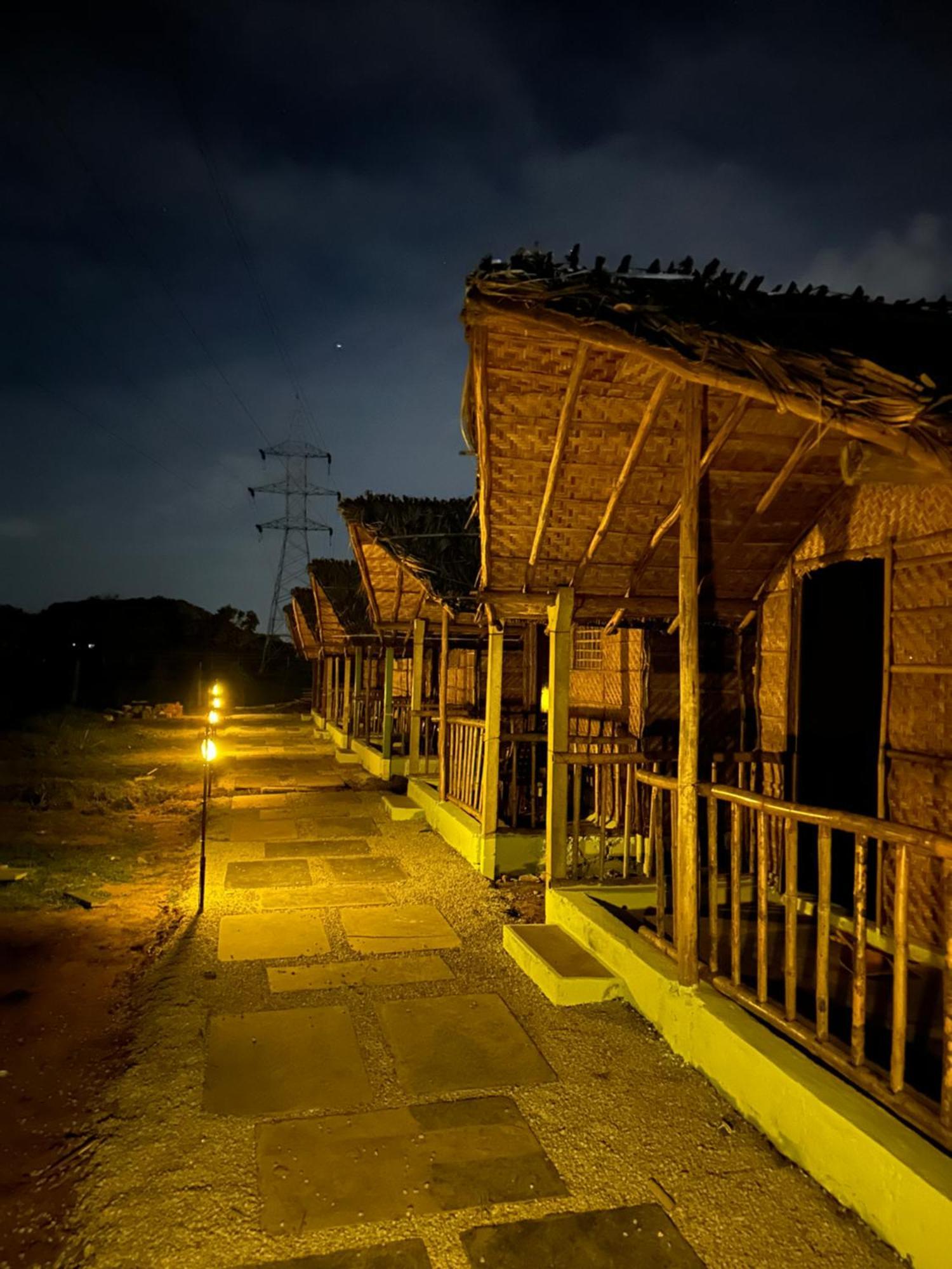The Gravity Cafe -a Unit Of Staychillhampi Guest house *